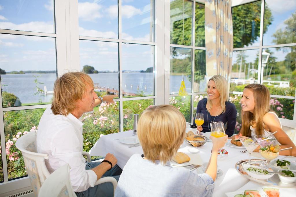 Strauers Hotel Am See Bosau Exterior foto